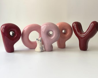 Handgemaakte keramische bubbelletter: pastelkleurige kinderkamerdecoratie,