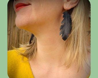 Light and original feather-shaped earrings handmade with upcycled bicycle inner tube