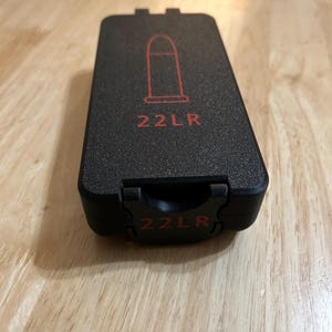 Ammunitionslåda för 22 skott (lång patronstorlek), kapacitet 120 skott.