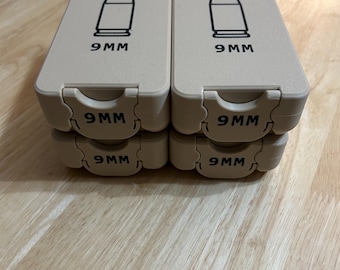 Juego de cuatro cajas de munición de 9 mm, con capacidad para 50 cartuchos cada una.