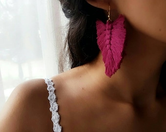 Pluma de macramé, pendientes de borla, pendientes de macramé, regalo de dama de honor, pendientes de algodón, mostaza, crudo, pendientes de hoja, pendientes llamativos, pendientes de flecos