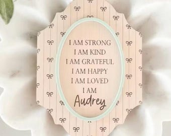 Spersonalizowany znak afirmacji "JESTEM" dla dzieci - spersonalizowana dekoracja ścienna do pokoju dziecięcego - drewniana tabliczka z pozytywnym afirmacją