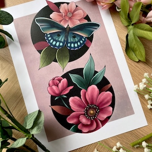 Könnte beinhalten: Zwei florale Illustrationen auf rosa Hintergrund. Die obere Illustration zeigt einen blauen Schmetterling mit schwarzen Flügeln und weißen Punkten, umgeben von rosa und grünen Blättern. Die untere Illustration zeigt eine rosa Blume mit gelber Mitte, umgeben von grünen Blättern.