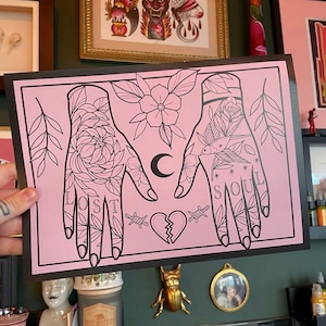 Tatuaje tradicional de estilo floral en la mano, ilustración de estilo flash, tatuaje de flor y golondrina