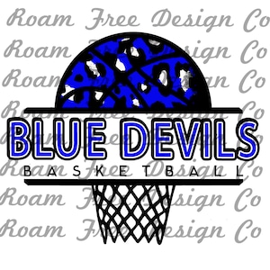 Puede incluir: Gráfico de baloncesto Blue Devils con una pelota de baloncesto azul con un diseño de estampado de leopardo negro y blanco. La pelota de baloncesto está en un aro con una red negra. El texto "BLUE DEVILS" está en una pancarta negra con un contorno azul. El texto "BASKETBALL" está debajo de la pancarta.