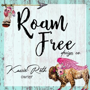 Puede incluir: Una ilustraci&oacute;n de acuarela de un b&uacute;falo con alas de &aacute;ngel rosas y detalles florales. El texto "Roam Free design co." y "Kassie Roth owner" est&aacute; debajo del b&uacute;falo. El fondo es una veta de madera azul claro.