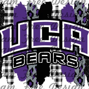 Op de afbeelding: Een paars en zwart grafisch ontwerp met de tekst "UCA BEARS" op een witte achtergrond. Het ontwerp heeft een zwart-wit geruit patroon, een paarse en grijze luipaardprint en zwarte verfstreken.