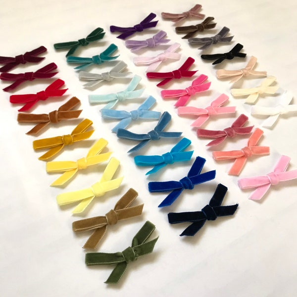 Handgebundene weiche Samtschleife in 34 Farben zur Auswahl! (dehnbares Nylon Haarband, Schnappverschluss oder Krokodilklemme)