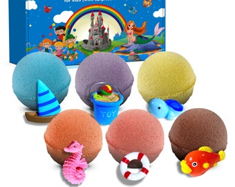 bombe da bagno con giocattoli da spiaggia all'interno per