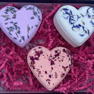 3 bombas de baño en forma de corazón en una caja de regalo: regalo perfecto para el Día de San Valentín, el Día de la Madre, el Día de Acción de Gracias y el Día de agradecimiento a los maestros