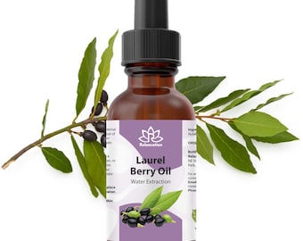 Könnte beinhalten: Eine braune Glasflasche mit Tropfer, gefüllt mit Lorbeerbeeröl. Die Flasche hat ein violettes Etikett mit dem Text "Relaxcation" und "Laurel Berry Oil" in Weiß. Das Etikett enthält auch ein kleines Bild einer Lotusblume und den Text "Wasser-Extraktion".
