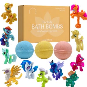 Puede incluir: Una caja de bombas de baño hechas a mano para niños, con juguetes sorpresa en el interior. La caja es de color naranja claro con el texto "For kids BATH BOMBS with Surprise Toys Inside". La imagen también muestra varios ponis de juguete coloridos y tres bombas de baño.
