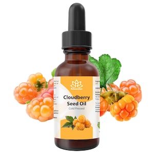 Pode incluir: Uma garrafa de vidro castanho de óleo de semente de camarinha com um conta-gotas preto, rodeada por camarinhas laranja e folhas verdes. O rótulo diz "Cloudberry Seed Oil, Cold Pressed" com o nome da marca "Relexcation".