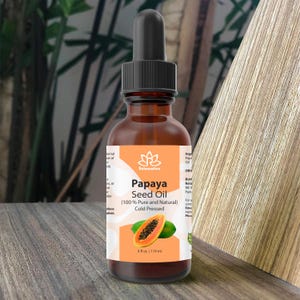 Pu&ograve; includere: Una bottiglia di vetro marrone con un contagocce che contiene olio di semi di papaia. L'etichetta &egrave; bianca con accenti verdi e presenta un'illustrazione di frutto di papaia. Il testo sull'etichetta recita "Relaxcation Papaya Seed Oil (100% Pure and Natural) Cold Pressed 4 fl oz 119 ml".