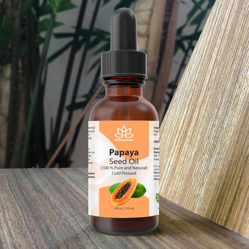 Pu&ograve; includere: Una bottiglia di vetro marrone con un contagocce che contiene olio di semi di papaia. L'etichetta &egrave; bianca con accenti verdi e presenta un'illustrazione di frutto di papaia. Il testo sull'etichetta recita "Relaxcation Papaya Seed Oil (100% Pure and Natural) Cold Pressed 4 fl oz 119 ml".