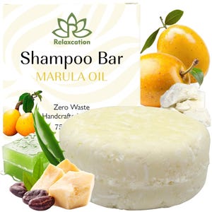 Op de afbeelding: Een ronde, crèmekleurige shampoo bar met de tekst "Shampoo Bar MARULA OIL" en het merk "Relaxcation". De afbeelding bevat marula fruit, aloë vera, cacaoboter en andere natuurlijke ingrediënten, wat wijst op een handgemaakt, zero waste product.