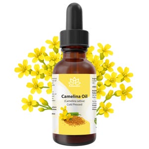 Peut inclure: Une bouteille en verre brun d'huile de cam&eacute;line avec un compte-gouttes noir, entour&eacute;e de fleurs jaunes. L'&eacute;tiquette indique "Camelina Oil (Camelina sativa) Cold Pressed". Le produit est pour la relaxation.