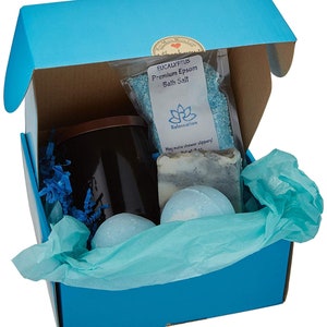 Spa Gift Set For Men - All Natural and Organic Ingredients - Soy Wax Candle, Soap For Men, Bath Bombs and Bath Salt - Handmade Basket