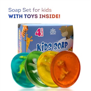Puede incluir: Un juego de cuatro barras de jabón de colores con juguetes de animales en su interior. Las barras de jabón están empaquetadas en una caja azul con las palabras "Kids Soap" impresas en ella. La caja también dice "4 barras" y "Relaxcation".