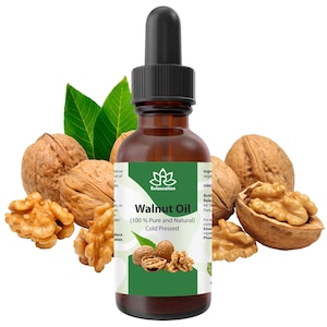 Può includere: Un flacone contagocce in vetro ambrato contenente olio di noci con tappo nero. L'etichetta riporta il testo Relaxcation, Walnut Oil, 100% Pure and Natural e Cold Pressed, insieme a un'illustrazione di noci. Noci intere e sgusciate circondano il flacone.