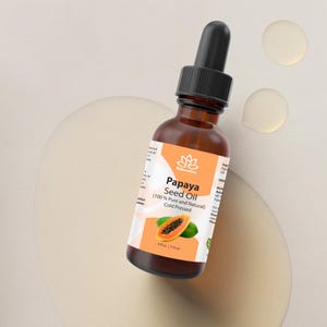 Pu&ograve; includere: Una bottiglia di vetro marrone con un contagocce riempita di olio di semi di papaia. L'etichetta &egrave; bianca con testo arancione che recita "Olio di semi di papaia (100% puro e naturale) spremuto a freddo". C'&egrave; una piccola illustrazione di un frutto di papaia sull'etichetta.