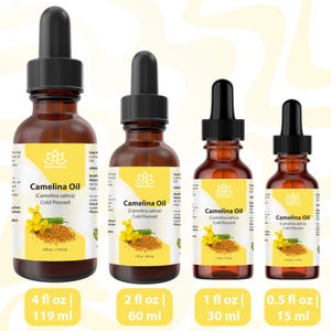 Peut inclure: Quatre flacons en verre ambr&eacute; d'huile de cam&eacute;line avec des compte-gouttes noirs. Chaque flacon porte une &eacute;tiquette jaune avec le nom du produit, le nom botanique et un graphique de fleurs et de graines jaunes. Les tailles incluent 119 ml, 60 ml, 30 ml et 15 ml.
