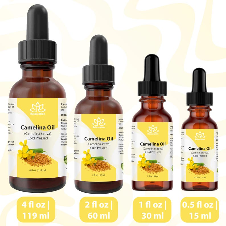 Peut inclure: Quatre flacons en verre ambr&eacute; d'huile de cam&eacute;line avec des compte-gouttes noirs. Chaque flacon porte une &eacute;tiquette jaune avec le nom du produit, le nom botanique et un graphique de fleurs et de graines jaunes. Les tailles incluent 119 ml, 60 ml, 30 ml et 15 ml.