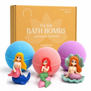 Può includere: Una scatola dorata di bombe da bagno fatte a mano per bambini, con giocattoli a sorpresa all'interno. Sono esposte tre bombe da bagno colorate: blu, rosa e viola. Ogni bomba ha una statuina di sirena. Peso netto 142 g ciascuna.