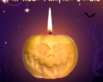 Peut inclure: Une bougie en forme de citrouille jaune avec un visage de citrouille sculpté et une mèche allumée. La bougie est sur un fond violet avec des étoiles et des chauves-souris. "Halloween Pumpkin Candle" et "Pumpkin Pie Scent" sont écrits sur l'image.