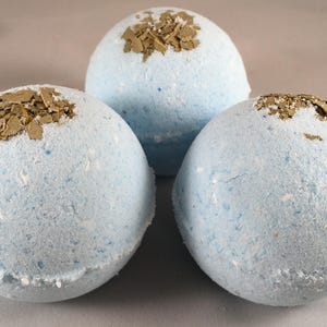 3 bombas de baño con hojas de eucalipto: ingredientes naturales: sal relajante de Epsom, sal del Himalaya y del Mar Muerto, aceite esencial y aceite de semilla de albaricoque