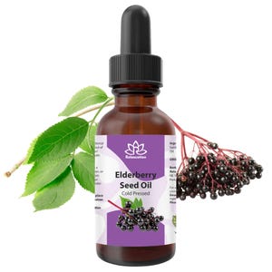 Puede incluir: Una botella de vidrio de aceite de semilla de saúco con una etiqueta morada que dice "Elderberry Seed Oil Cold Pressed". La botella está sobre un fondo blanco con una rama de bayas de saúco.