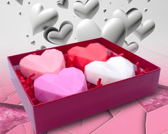 Lot de 4 savons en forme de cœur pour elle – 4 savons différents avec beurre de karité – Cadeau parfait pour les femmes le jour de la Saint-Valentin, fiançailles dans une boîte cadeau.