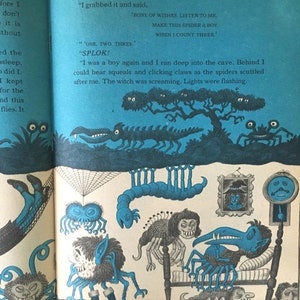 Pode incluir: Uma p&aacute;gina de livro ilustrada em azul e branco com uma hist&oacute;ria sobre uma bruxa e aranhas. O texto diz "Um, dois, tr&ecirc;s. "SPLOK!" Eu era um menino novamente, e corri fundo na caverna. Atr&aacute;s de mim, eu podia ouvir guinchos e estalos de garras enquanto as aranhas corriam atr&aacute;s de mim. A bruxa estava gritando. As luzes estavam piscando."