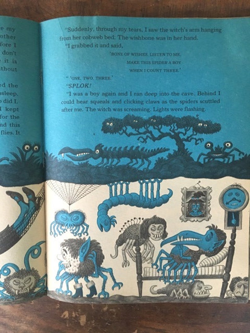 Pode incluir: Uma p&aacute;gina de livro ilustrada em azul e branco com uma hist&oacute;ria sobre uma bruxa e aranhas. O texto diz "Um, dois, tr&ecirc;s. "SPLOK!" Eu era um menino novamente, e corri fundo na caverna. Atr&aacute;s de mim, eu podia ouvir guinchos e estalos de garras enquanto as aranhas corriam atr&aacute;s de mim. A bruxa estava gritando. As luzes estavam piscando."