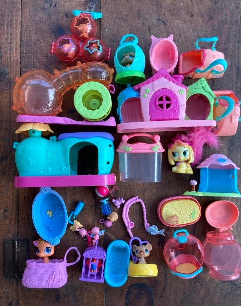 Littlest Pet Shop Miscellaneous Pieces & Habitrail Playset Hasbro  Accessories Vintage Pretend Play Toy 