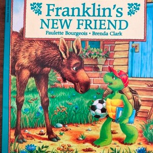 K&ouml;nnte beinhalten: Ein Buchcover mit einem Elch und einer Schildkr&ouml;te. Der Buchtitel lautet "Franklins neuer Freund" von Paulette Bourgeois und Brenda Clark. Das Buch wird von Scholastic herausgegeben.