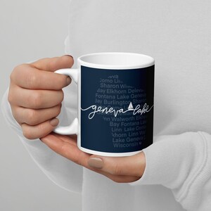Taza azul con mapa del lago Ginebra, Wisconsin: velero y yate - Ciudades y pueblos cerca del lago Ginebra, Wisconsin - Ideas de regalos para casas de huéspedes - Taza Fontana de Williams Bay