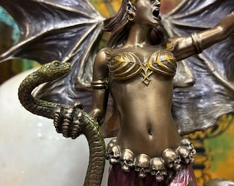 Lilith-standbeeld Veronese Design-collectie | Koud gegoten hars beeldje donkere godin met vleermuisvleugels en slang | Gotisch altaardecor | 9 7/8"