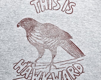 Esta es la camiseta estampada en lino Hawkward para mujer (gris)
