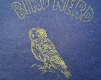 Camiseta con estampado de lino "Bird Nerd Owl" para mujer (azul marino)