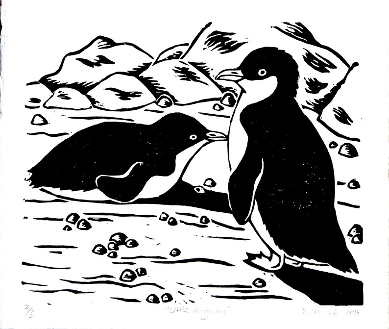 Puede incluir: Grabado en lin&oacute;leo en blanco y negro de dos ping&uuml;inos en una costa rocosa. La impresi&oacute;n est&aacute; titulada "Little Penguins" y firmada y fechada "Y.M. 2016".