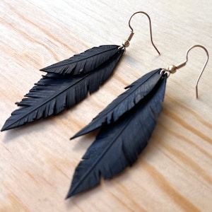Schwarzes Kunstleder | Upcycled Rubber Feder Ohrringe | Witchy Ohrringe | Tierversuchsfrei