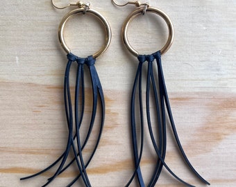 Aretes con flecos de cuero sintético / Aretes de borla livianos / Detalles dorados