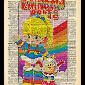 Puede incluir: Una ilustración vintage de Rainbow Brite, un personaje de dibujos animados con cabello amarillo brillante, un vestido azul con un patrón de arcoíris y botas de arcoíris. Ella está de pie en una nube con un fondo de arcoíris. El texto "Rainbow Brite" está escrito en una fuente colorida y retro.