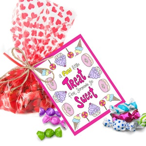 Könnte beinhalten: Eine transparente Zellophantüte gefüllt mit roten Süßigkeiten, gebunden mit Bindfaden und einem roten Strohhalm. Ein rosa Etikett mit dem Text "a FUN little Treat for Someone so Sweet" und Süßigkeitenillustrationen ist angebracht. Mehrere verpackte Süßigkeiten sind verstreut.