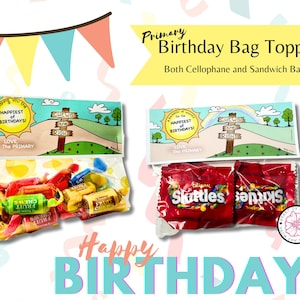 Op de afbeelding: Verjaardagszaktoppers met kleurrijke tekst en afbeeldingen. De toppers luiden "Happiest of Birthdays!" en "Chews the Right." Eén zak bevat fruitkauwsnoepjes, de andere Skittles. De tekst "Happy Birthday" is ook zichtbaar.