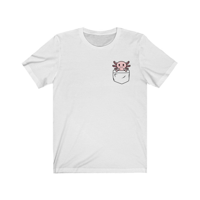 Puede incluir: Camiseta blanca con un bolsillo que presenta una ilustraci&oacute;n de un ajolote rosa.