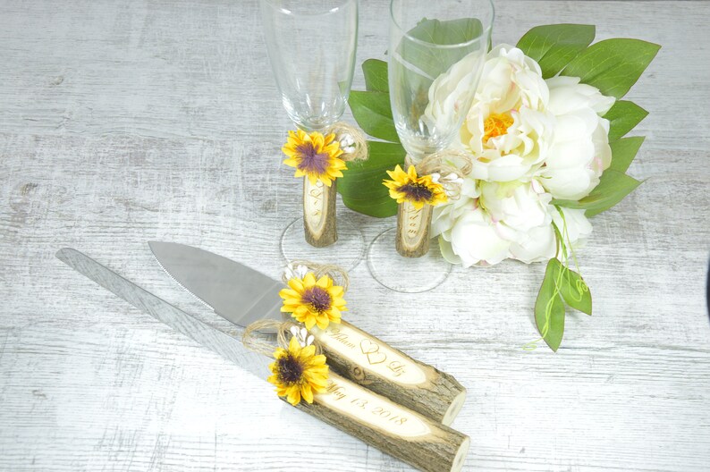 Wedding Champagne Glasses Sunflower Wedding Glasses Rustic Toasting Flutes Bride and Groom Glasses Wedding Mr /& Mrs Bridal Shower Gift