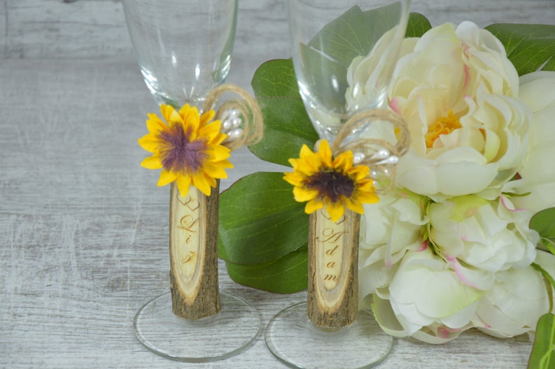 Wedding Toasting Glasses Mr and Mrs Personalized Champagne Flutes Set of 2 Engraved Toasting Glasses Custom Champagne Glasses
