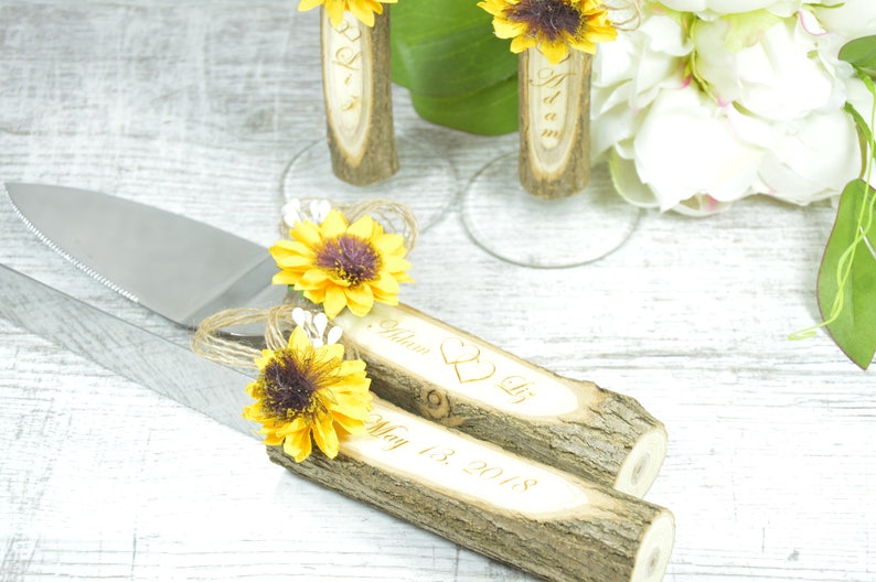 Wedding Champagne Glasses Sunflower Wedding Glasses Rustic Toasting Flutes Bride and Groom Glasses Wedding Mr /& Mrs Bridal Shower Gift